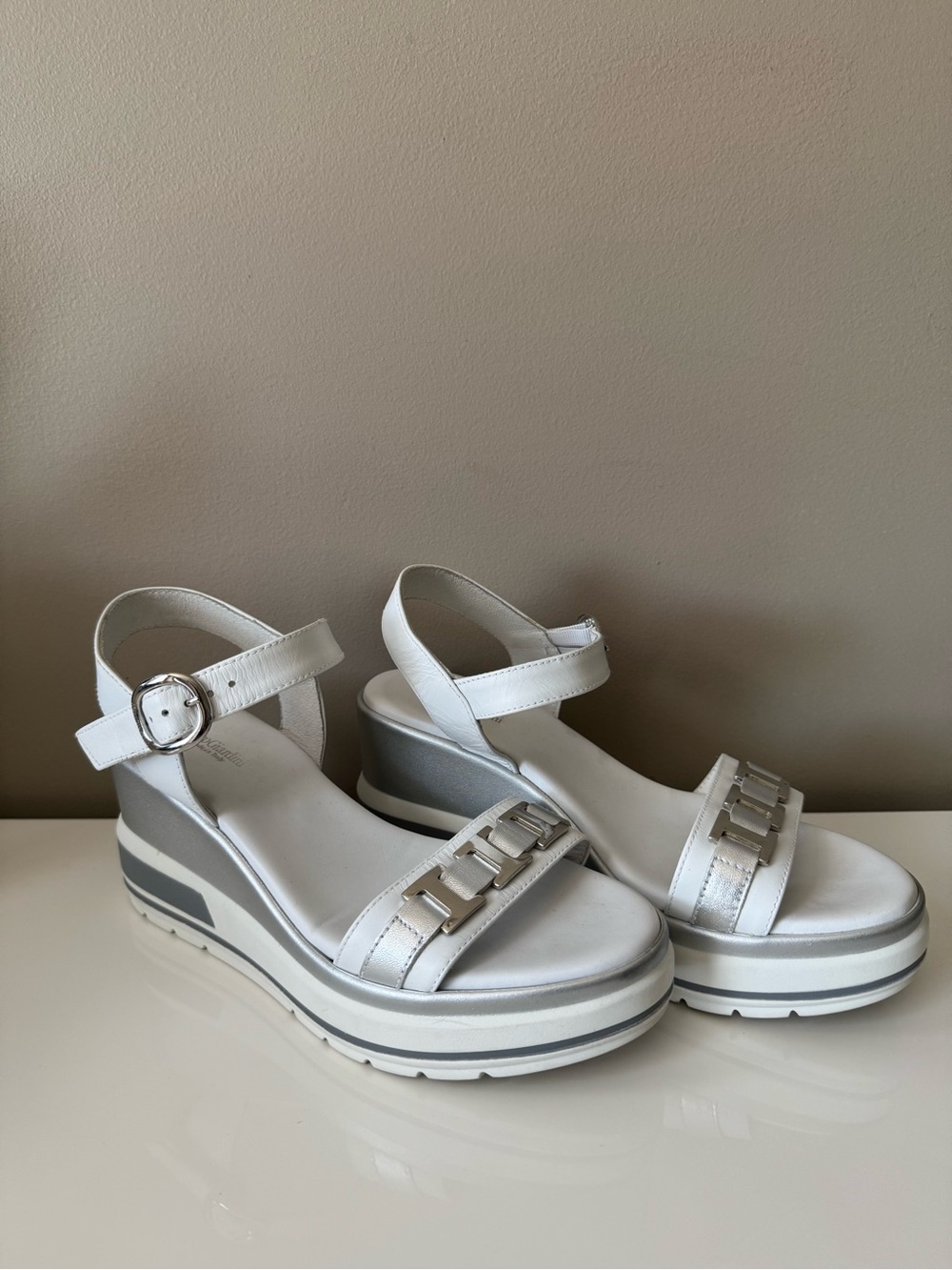 NeroGiardini White Platform Ankle-Strap Sandals with Metallic Accent, size 7.5